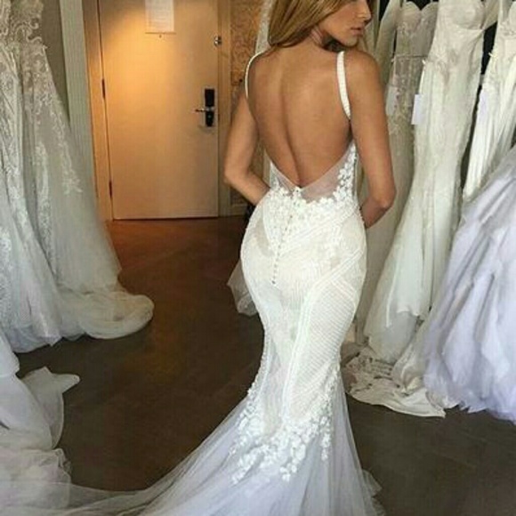 Brand new never worn wedding dress in white - Picture 2 of 4